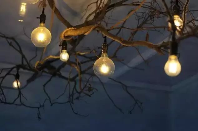 深山老林自建豪华木屋隐居生活,90后小情侣隐居深山建别墅仅花6万