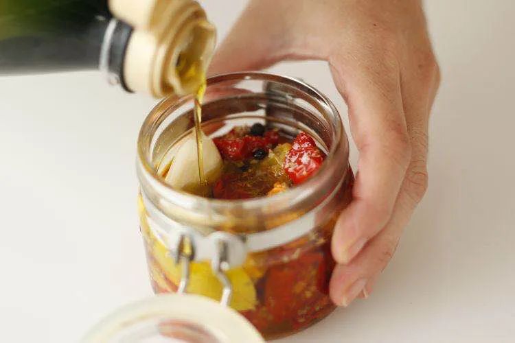 反复炸的老油不要直接倒掉,炸过东西的油别倒掉教你一个诀窍