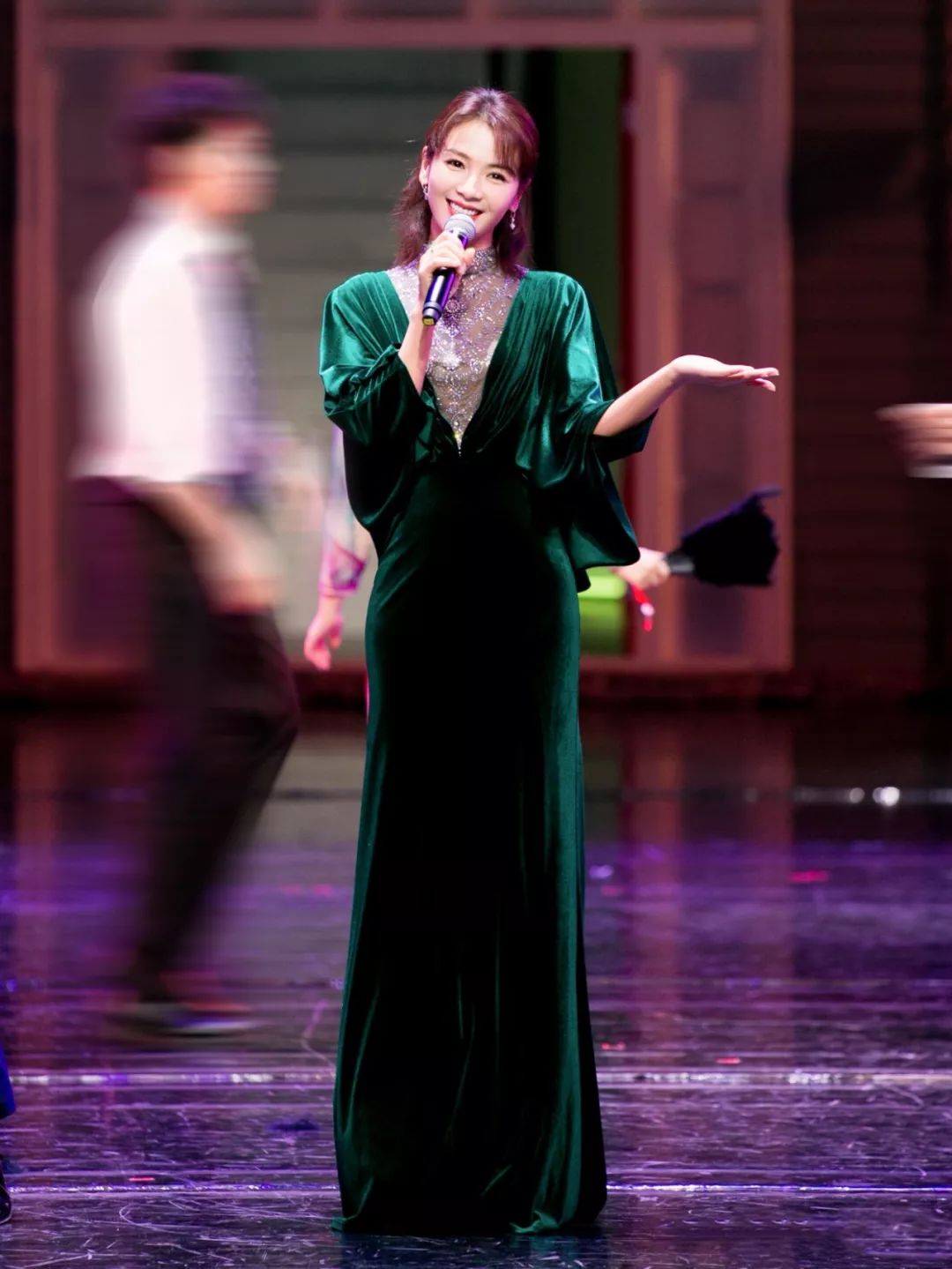 丝绒打底秋冬高级感 (今年秋冬丝绒要火高级又显气质)