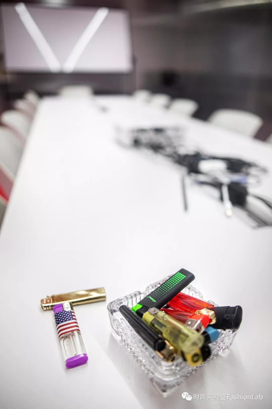 无论他多有钱都会拿走你的打火机,不管你的朋友多有钱都会拿打火机