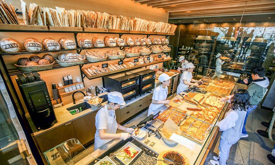 东京｜堪比艺术馆的星巴克臻选®烘培工坊樱花海中品满分咖啡