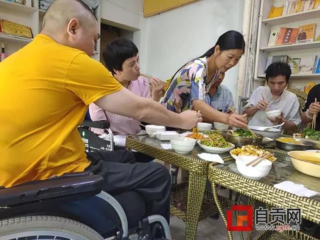 为不相干的陌生人抵押自己的房子，富顺这家茶馆的故事看着看着就哭了…