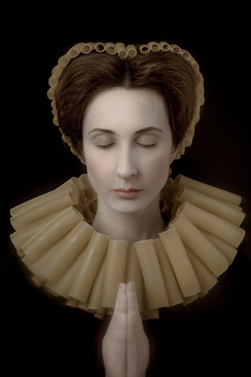 她把鱿鱼、巧克力、番茄粘到身上,拍出一组绝美的自拍写真