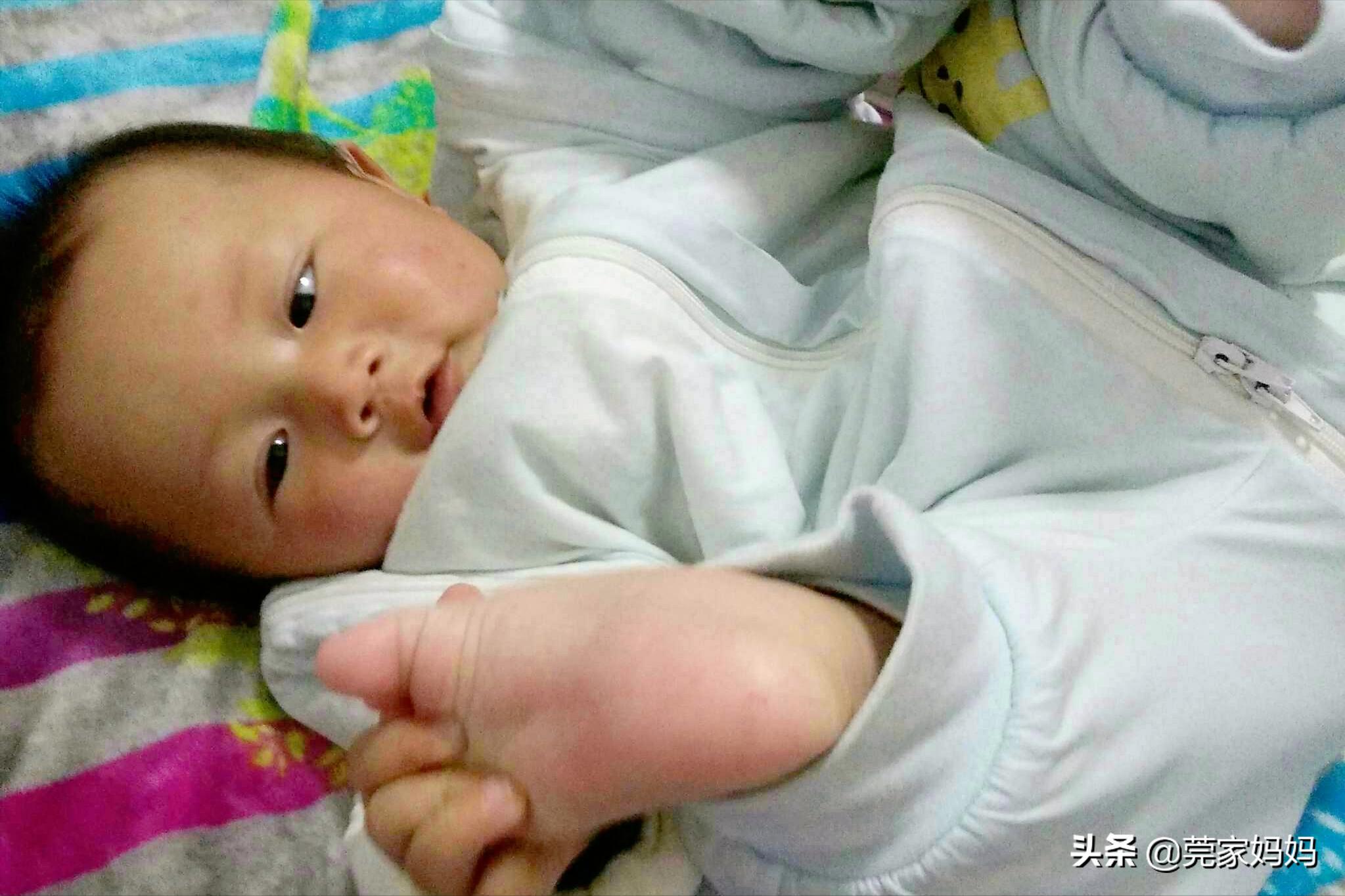 宝宝身体很凉却一直蹬被子,宝宝秋凉晚上睡觉蹬被子怎么办