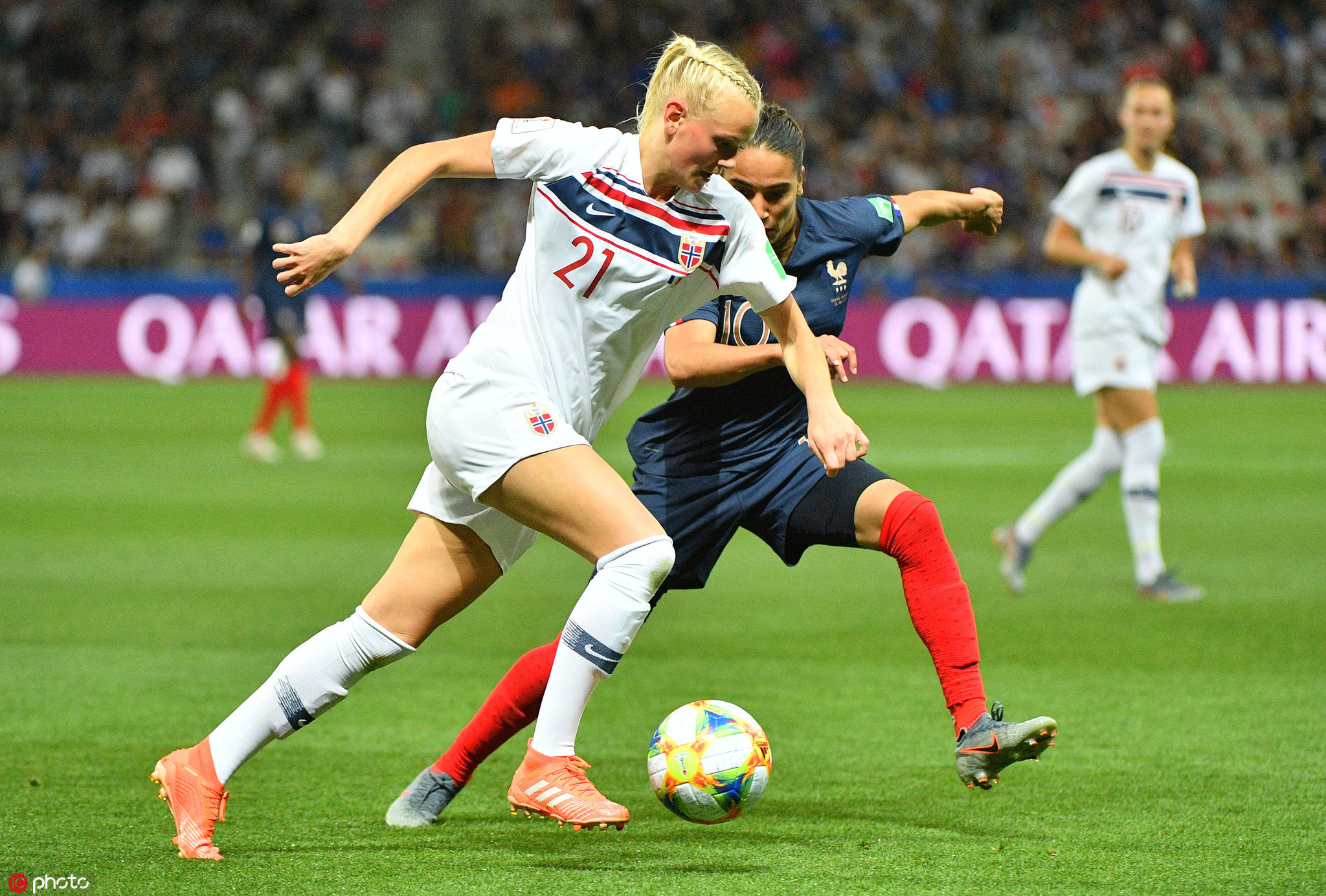 女足怎么挑选足球鞋又便宜又实惠,阿迪达斯女足世界杯足球鞋