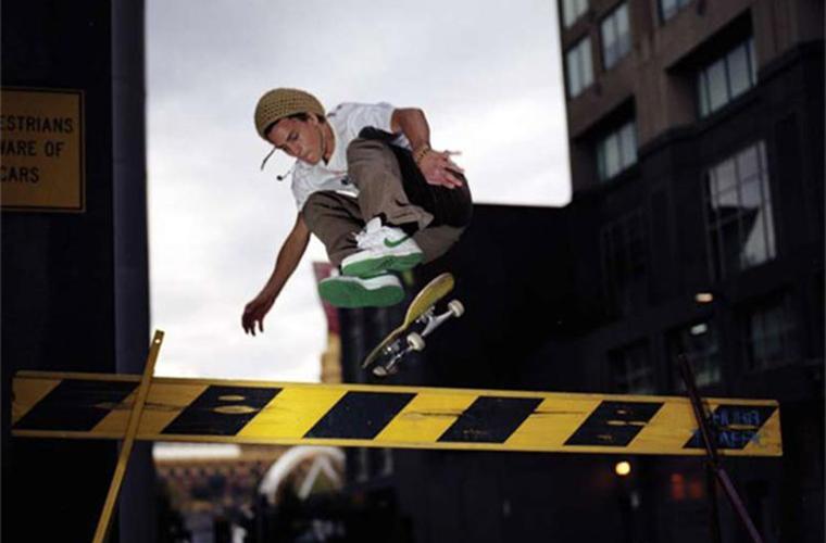 范斯经典板鞋搭配牛仔裤,范斯的鞋都会磨脚吗