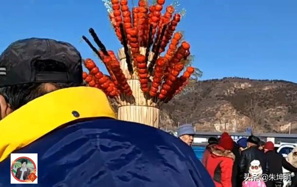 朱坤明：过年喜欢在下水道放一根蜡烛，贴春联挂灯笼，放烟花鞭炮