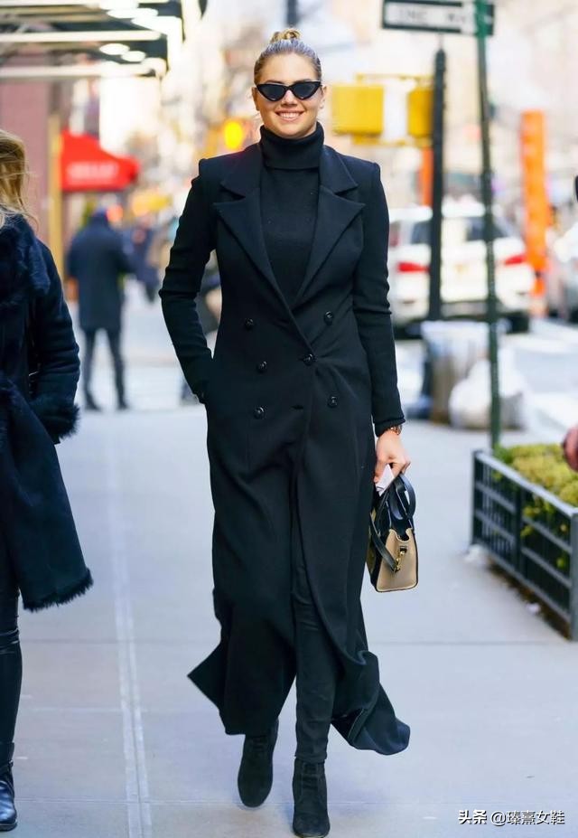 胸大女孩时髦起来真hold不住！看混血吉娜·爱丽丝就知道了