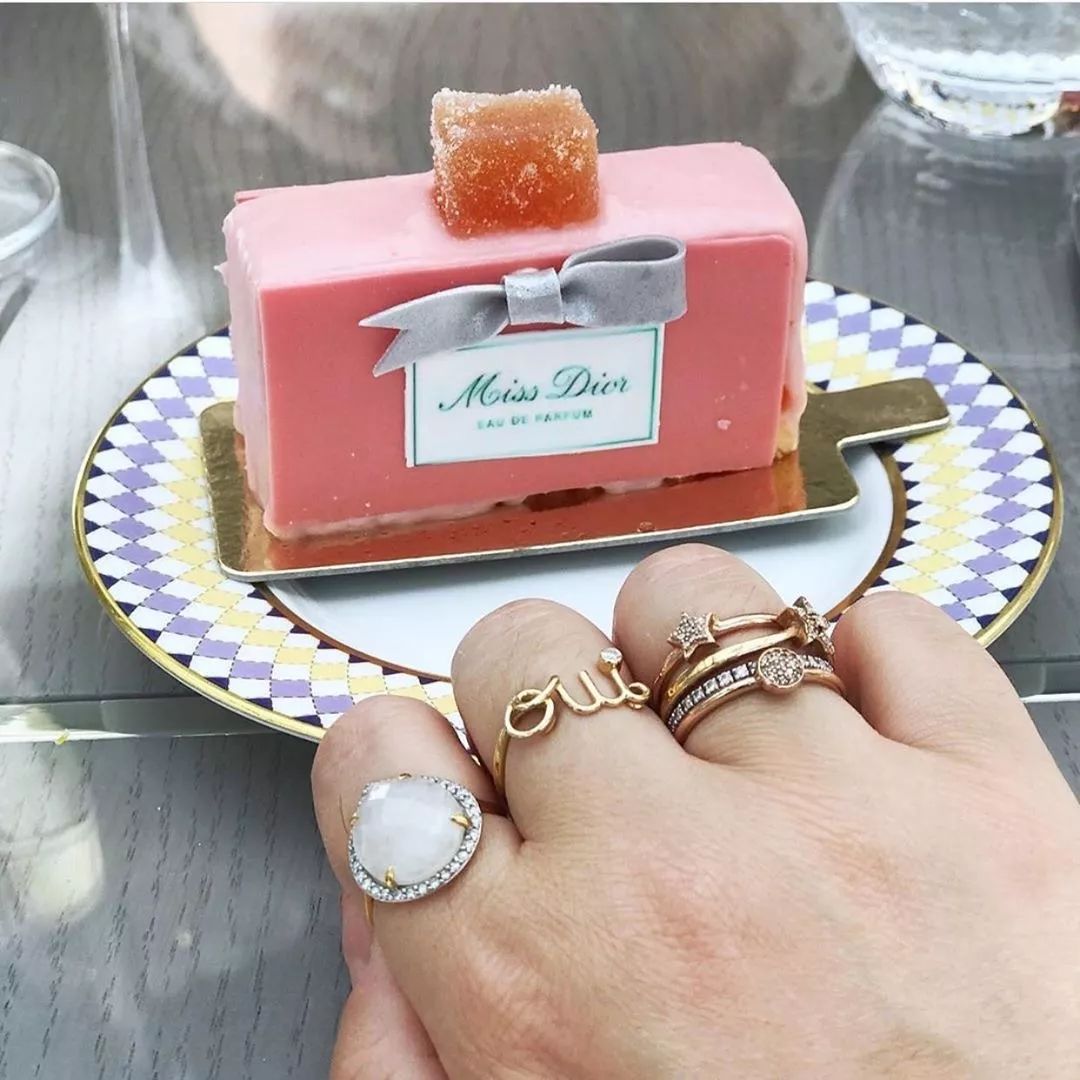 女人为什么总是爱买衣服,爱买衣服的女人有多好配音