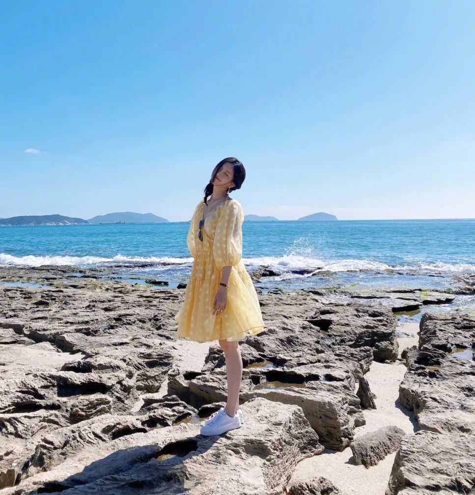 穿裙子要搭配什么鞋子才好看呢,红色上衣黑色裙子配什么鞋子好看