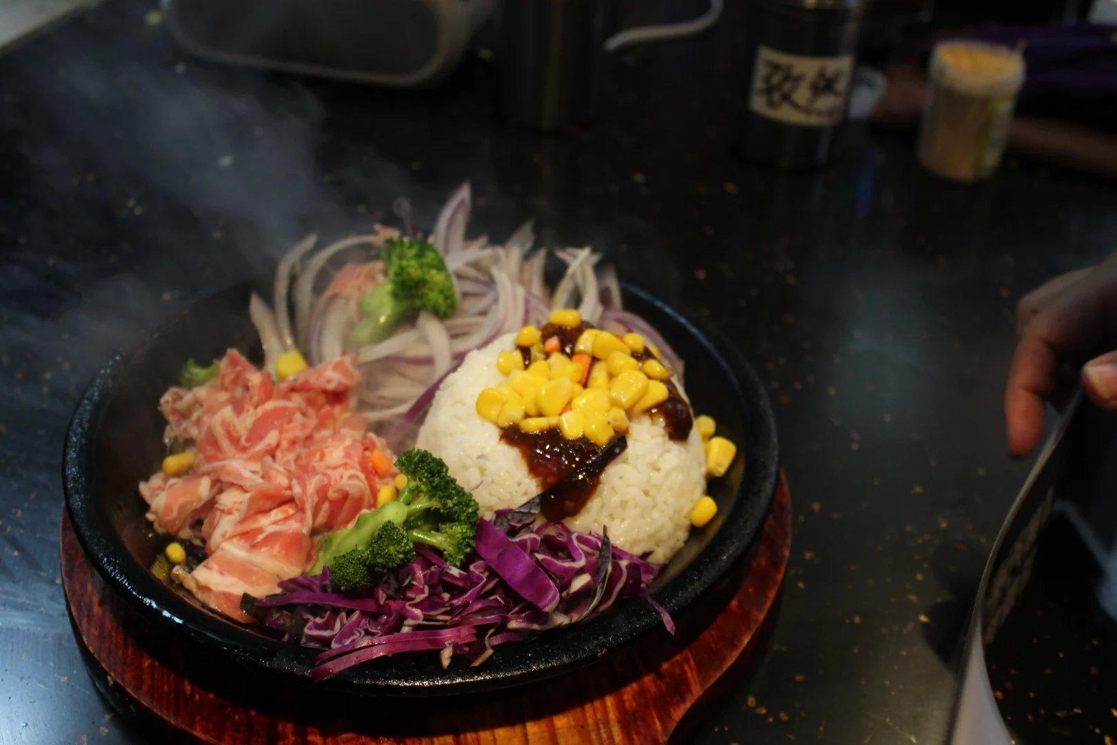 这家店看着不起眼，但是他们家的铁板饭一天卖出去20000份哎！