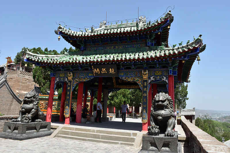 县长陪毛主席游览寺庙，方丈认出县长却没认出毛主席