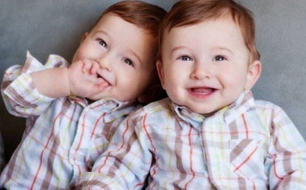 如何一个人独自带双胞胎,一个人带双胞胎日常的生活