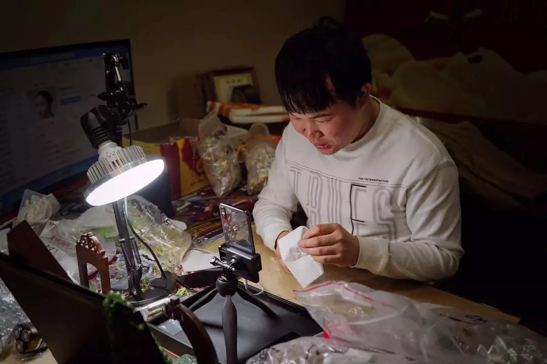 如何开店卖玉石,销售卖玉一个月能挣多少钱