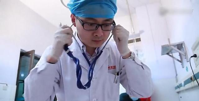 2岁儿子总撅“金鱼嘴”，妈妈还夸可爱，奶奶却抱起宝宝直奔医院