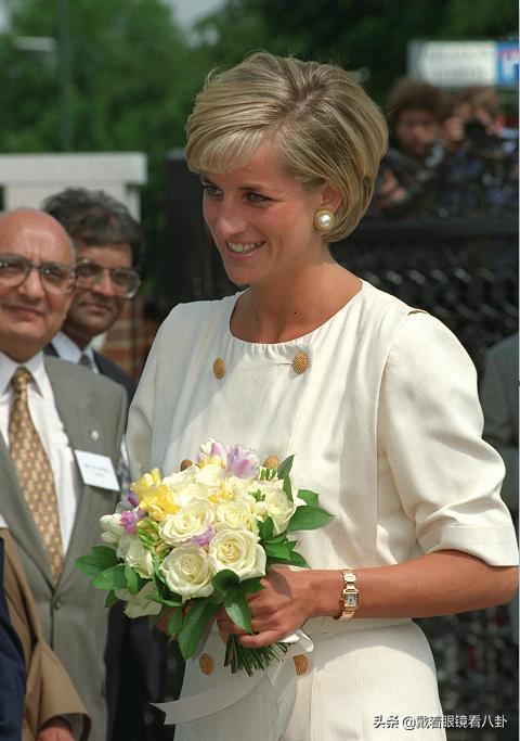 梅根自家花园宣传新书,手戴十几万戴妃腕表,金手镯搭钻戒晃人眼