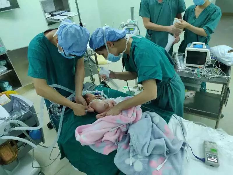 心疼！出生2天早产儿腹胀如包子生命垂危，医生打开腹...