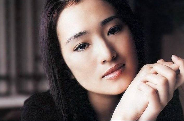 陈婷到底有什么法宝，赢了巩俐，成为张艺谋的妻子？