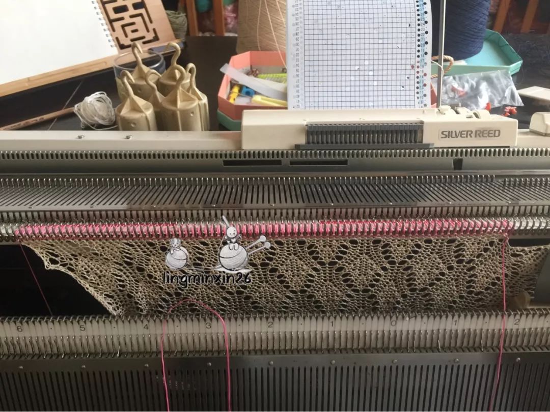 依云v领轻柔薄透毛衣的编织图解,适合横织女士毛衣的镂空花样