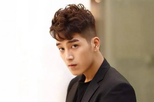 2020最火短发男寸头两边铲烫发,男生夏季发型两边铲刘海