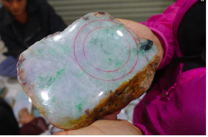 中国女子缅甸行,东西卖给中国人,但中国人去看要先买门票