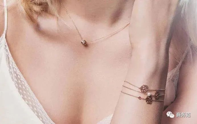 孟晚舟的穿搭首饰,孟晚舟戴的是新款梵克雅宝吗