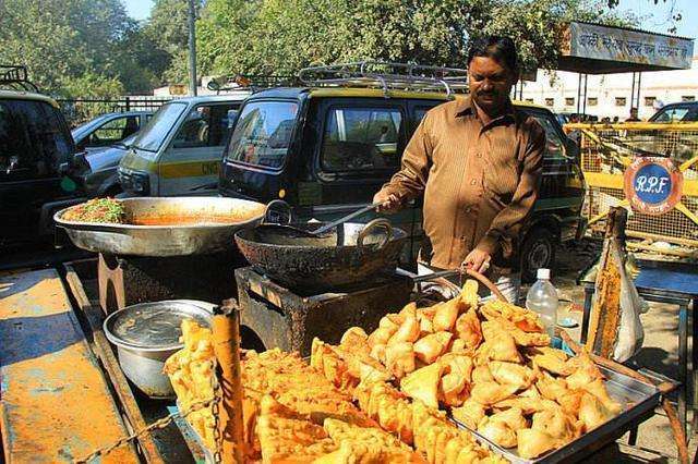 印度富人区美女和穷人区对比,印度富人和贫民窟的差距