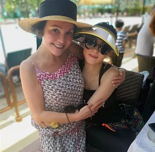 张柏芝给孩子煮菜,张柏芝喂儿子吃饭