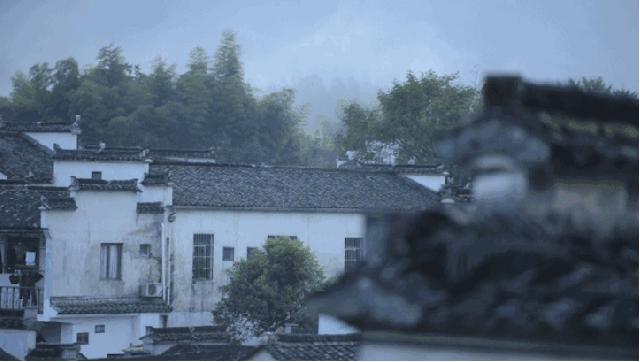 一下雨就变成了江南美景,一下雨黄山就成了徽州