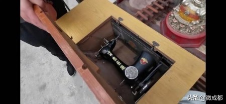 DVD、黑白电视、甩尖皮鞋......约上小伙伴去成都的二手市场淘“回忆”