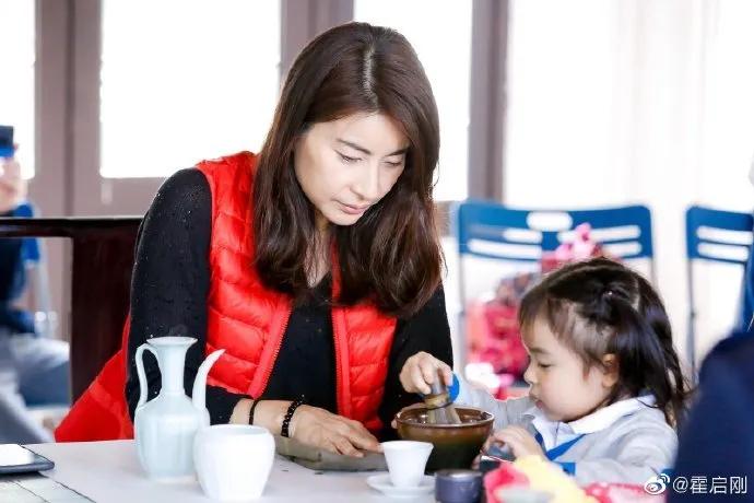 三房太太,13名子女,争夺几百亿家产,霍家宫斗比港剧精彩多了