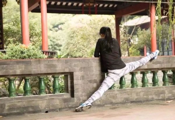 很多减肥的人喜欢练一字马,练习一字马的好处和坏处是什么?