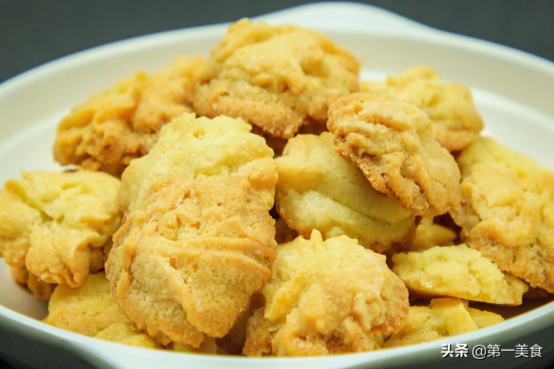 一碗面粉三个鸡蛋做糕点,一个鸡蛋半斤面粉做饼干