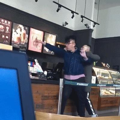 我在凌晨四点，为了199的杯子和人大打出手