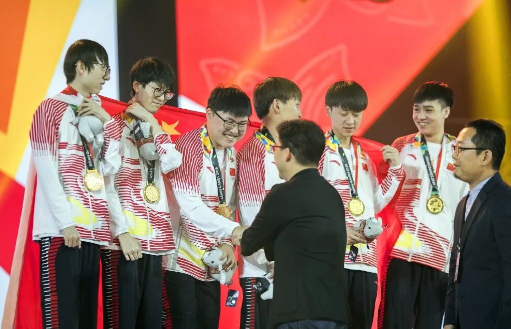 他们20岁年入千万,成为时代偶像,代价却无比残酷