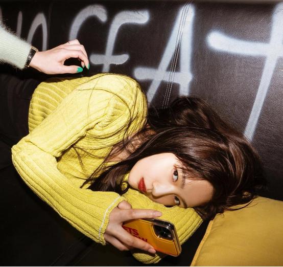 朴秀荣穿搭黑色毛衣,朴秀荣牛仔裤最新街拍