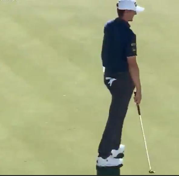 美国高尔夫球比赛惊现不雅举动,女粉暴露胸部为选手加油引起骚乱