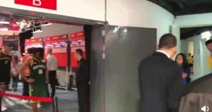 差距尽显！斯科拉暖心回复每个记者问题，球迷：某人赛后大骂离场