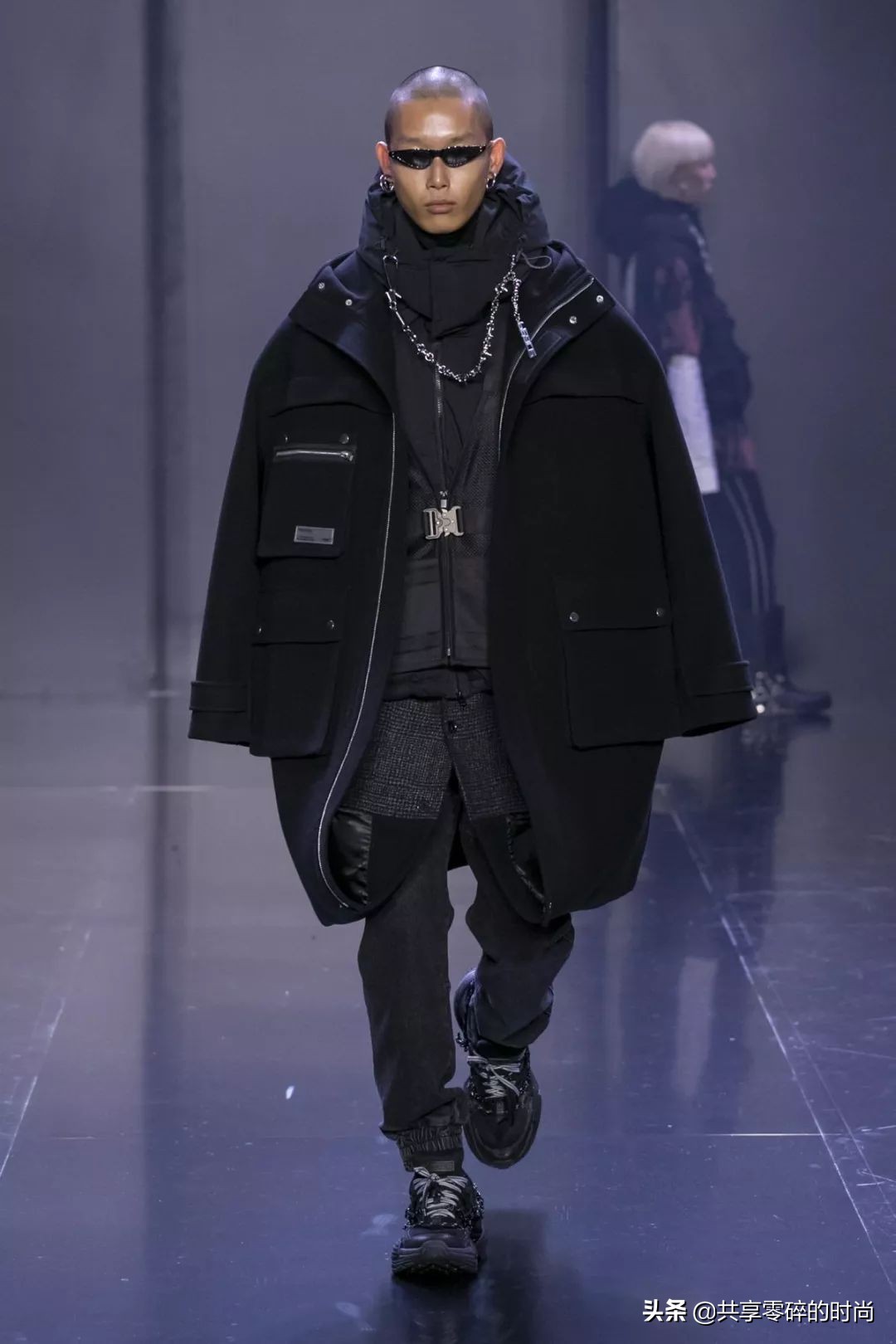 太平鸟女装新年穿搭,2022春夏巴黎时装周互动云秀场