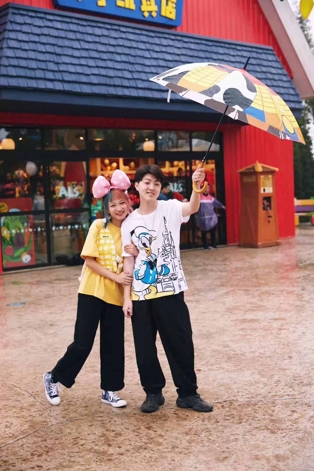 我们在上海迪士尼里玩耍了一天，发现穿的美才能玩的好！