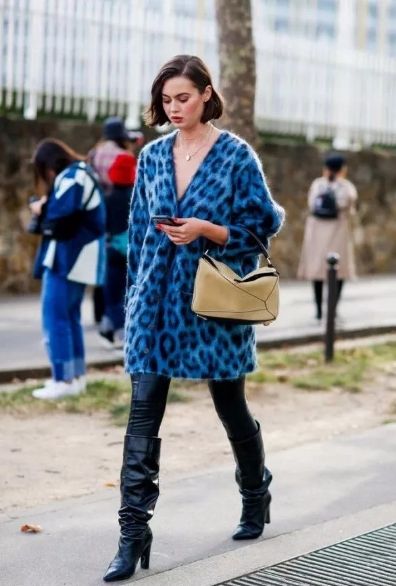 秋冬v领毛衣怎么搭配好看,什么颜色的v领毛衣比较百搭