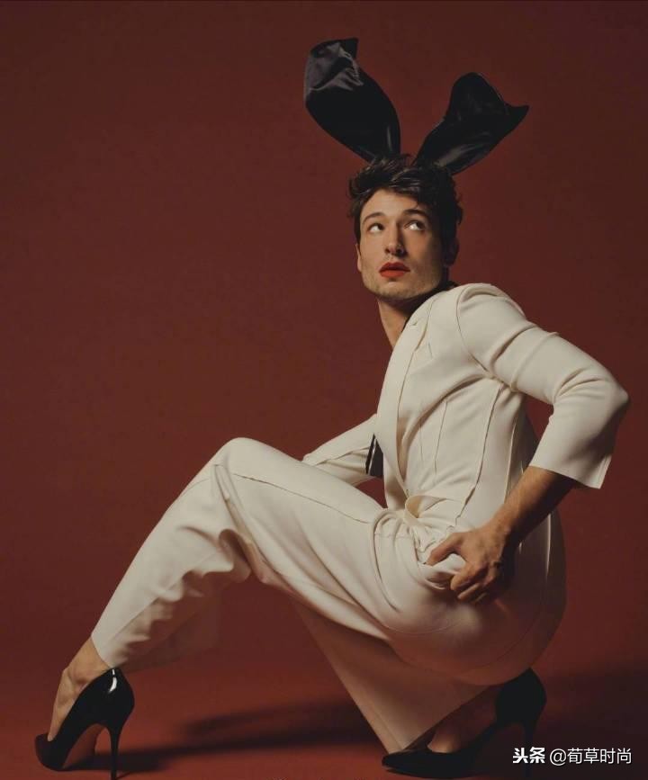 男人骚起来不管女人事!E妹踩高跟穿胸衣演绎性感,不料*袜丝**破了