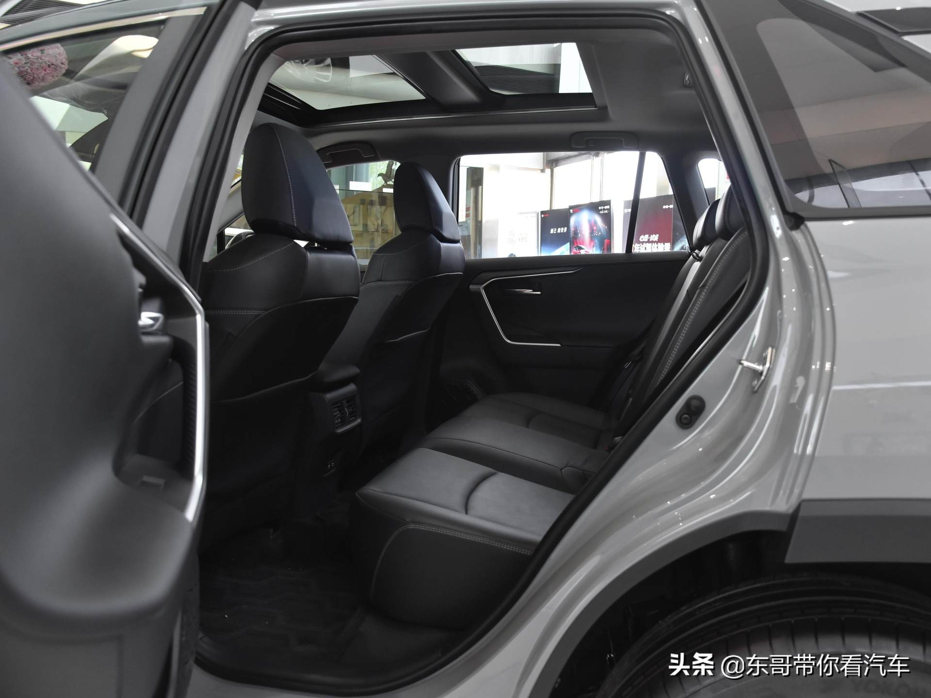 rav4荣放20202.5两驱混动测试,17.58万元起售全新rav4荣放怎么选