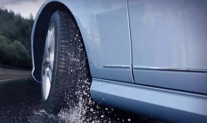 下雨天擦后视镜为啥雾蒙蒙的,下雨天开车后视镜有雾怎么办