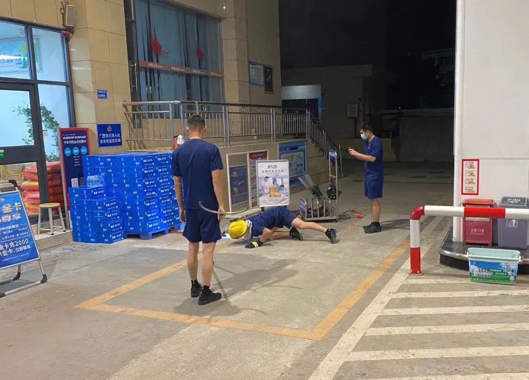 湖南惊现巨型眼镜蛇,惊现巨型眼镜蛇