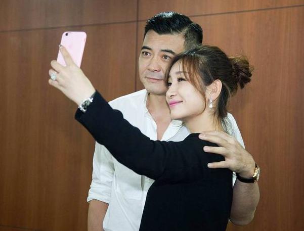 王新军秦海璐虐心片段,秦海璐是怎么和王新军走到一起的