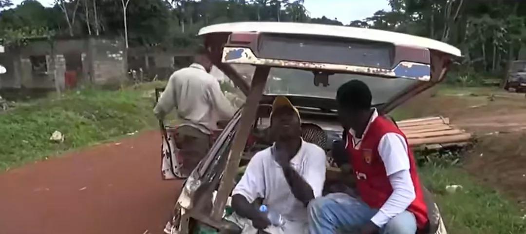 喀麦隆玩命出租车，一辆车坐17人，中国自行车也在非洲遍地开花