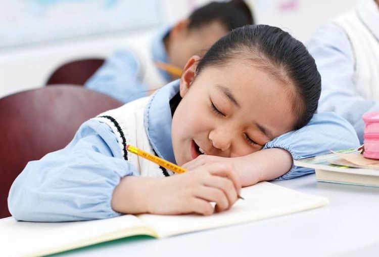 孩子中午不午睡怎么安排,中午不睡下午崩溃该怎么午睡