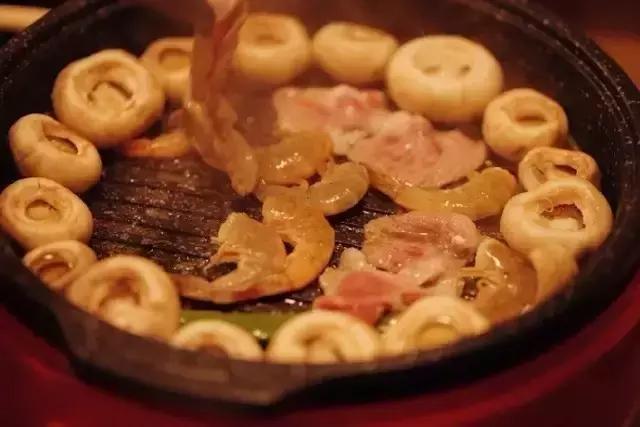 90后小伙花100万造房子,90后小伙花几千元装修500个平方