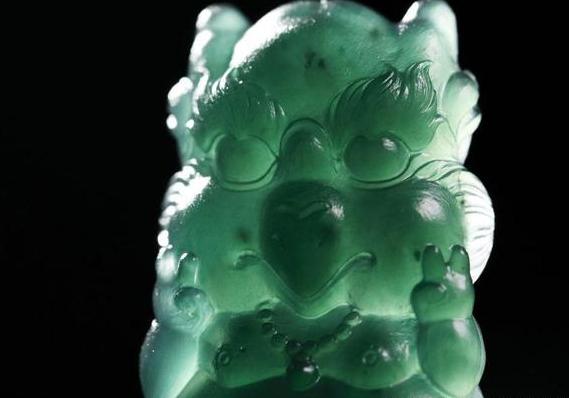 蓝水料：冰种翡翠玉石的一种，深邃神秘，灵气十足，价值一间房